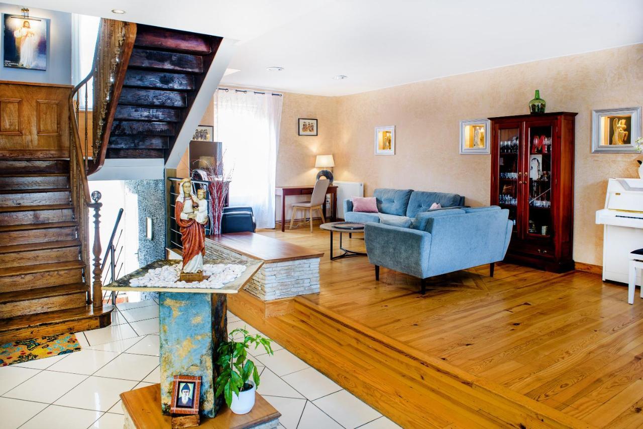 La Sainte Famille Hotell Lourdes Exteriör bild